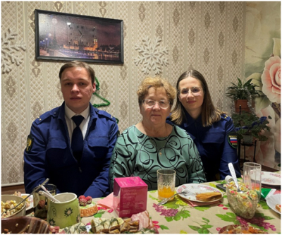 В Октябрьском районе коллектив прокуратуры поздравил с днем рождения пенсионера органов прокуратуры