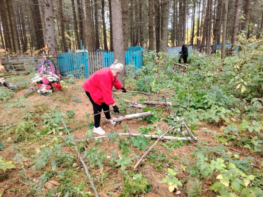 Субботник на общественном кладбище с. Большой Атлым.